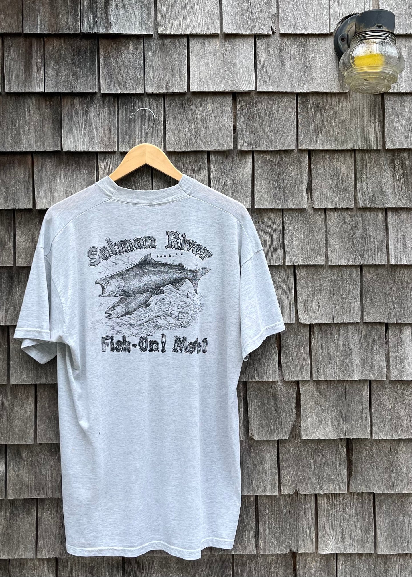 90s Pulaski NY Salmon River Fish On Motel T-Shirt (L)