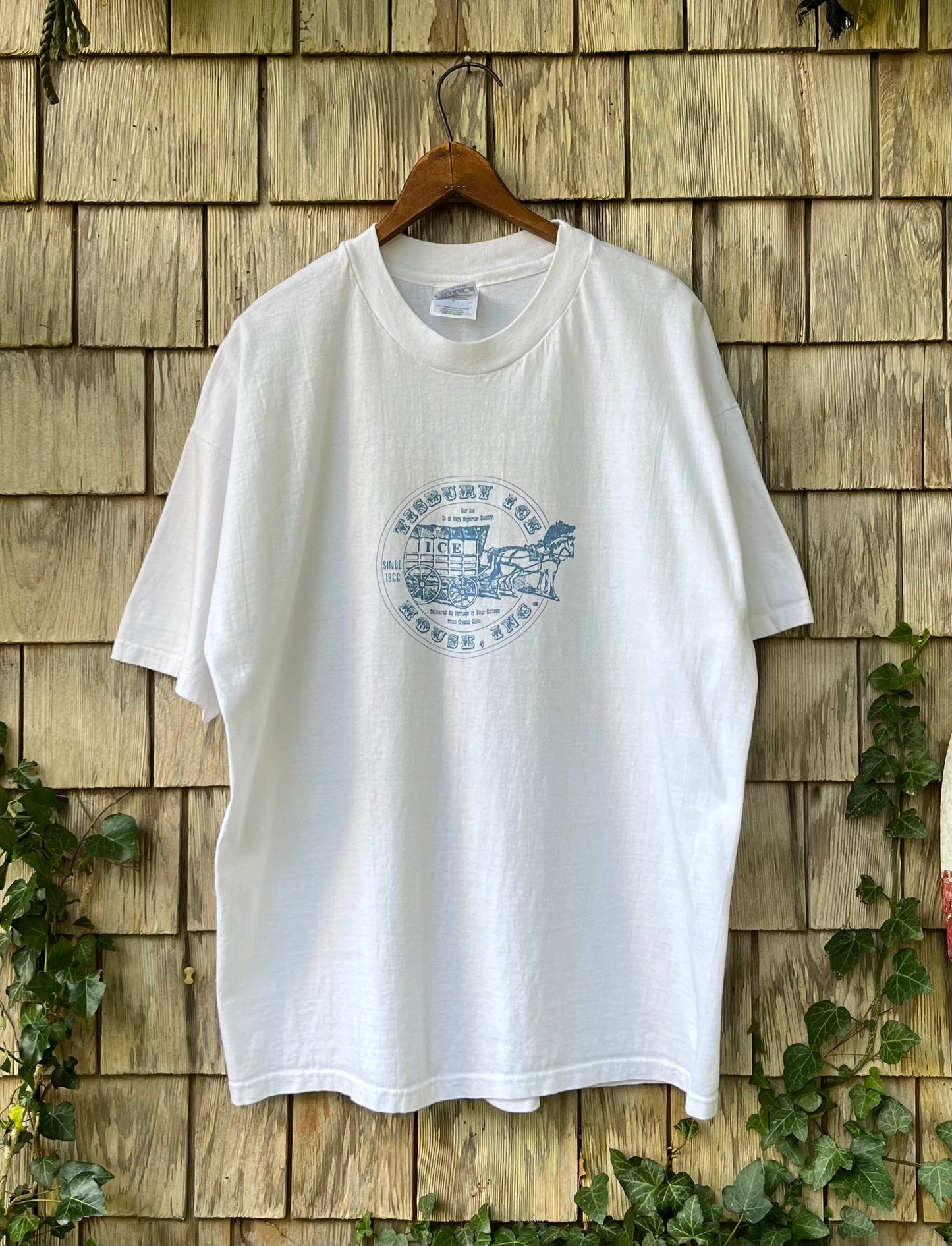 90s Tisbury Ice House Inc. Martha’s Vineyard T-Shirt (L/XL)