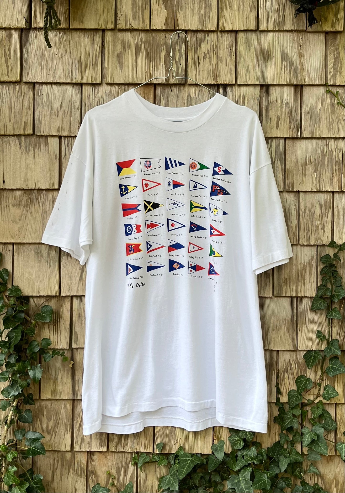 90s California Delta Yacht Clubs Burgee Flags T-Shirt (L/XL)