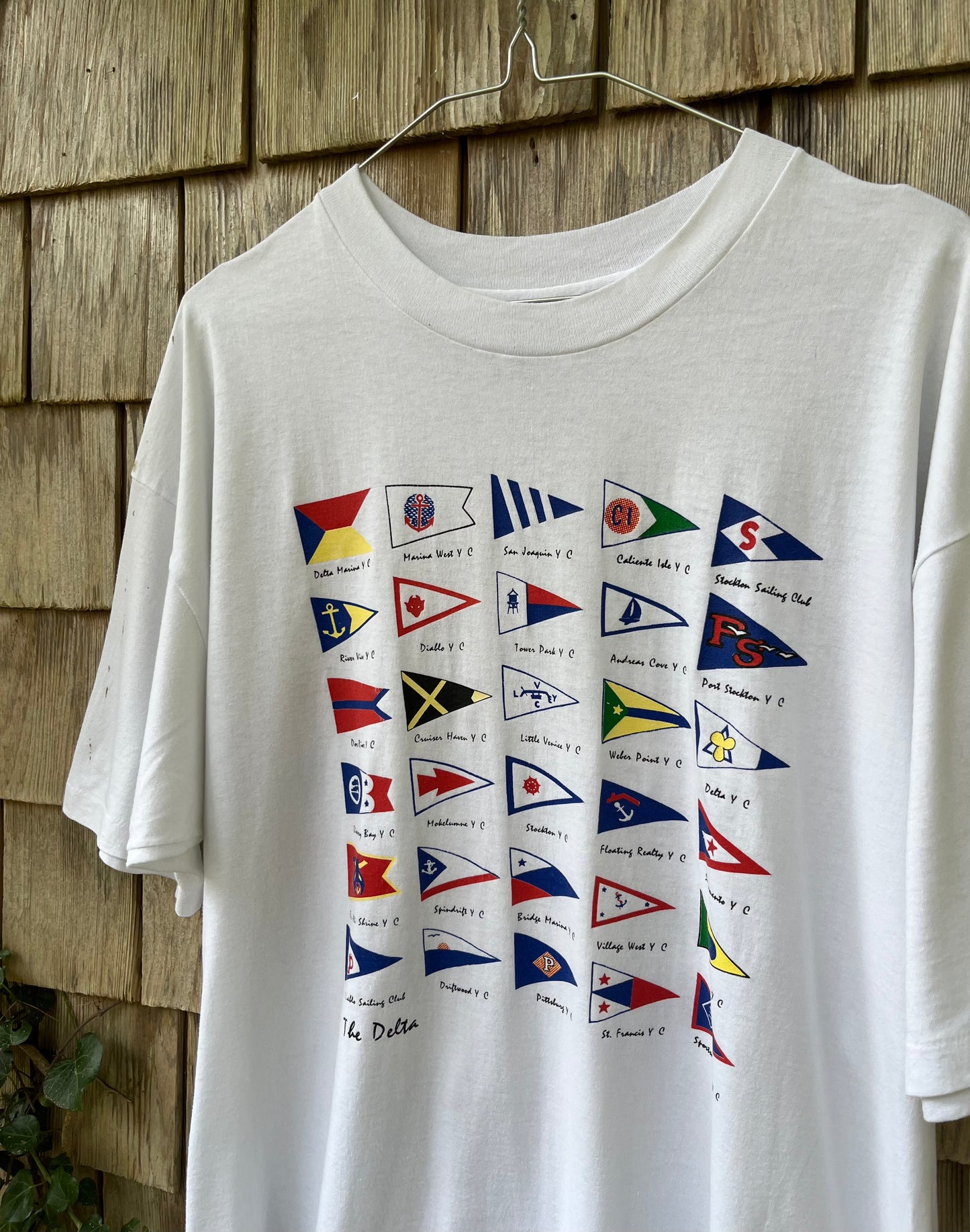 90s California Delta Yacht Clubs Burgee Flags T-Shirt (L/XL)