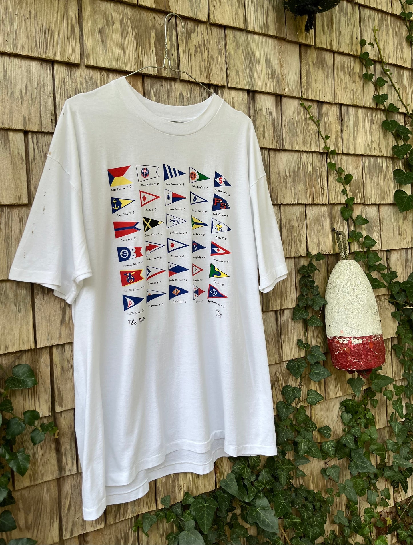 90s California Delta Yacht Clubs Burgee Flags T-Shirt (L/XL)