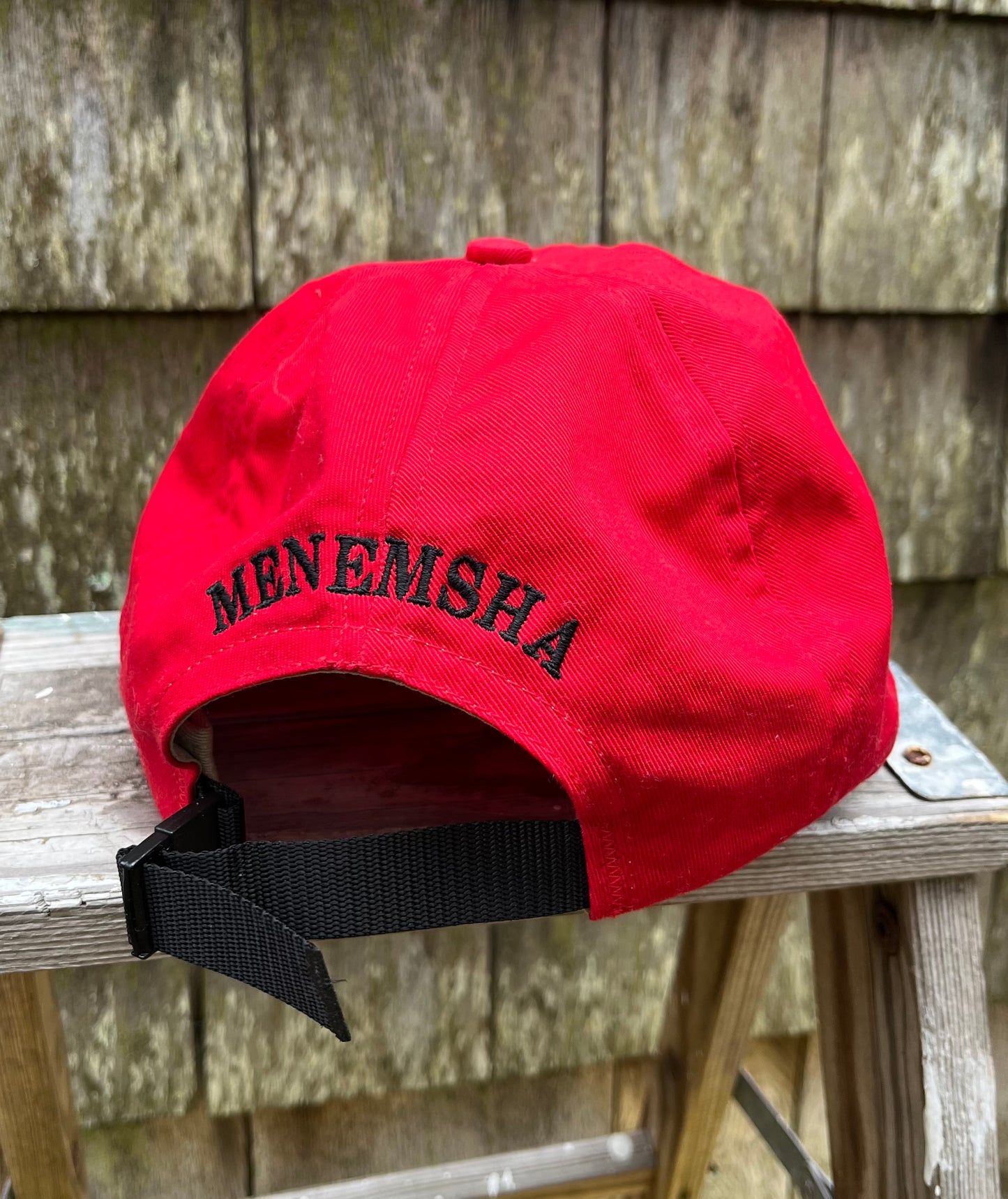 00s Larsen’s Seafood Market Menemsha MV Strapback Cap (OSFA)