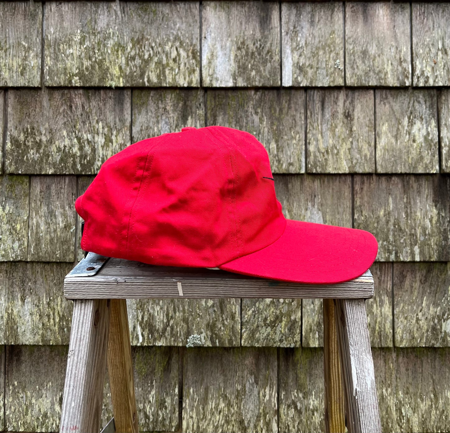 00s Larsen’s Seafood Market Menemsha MV Strapback Cap (OSFA)