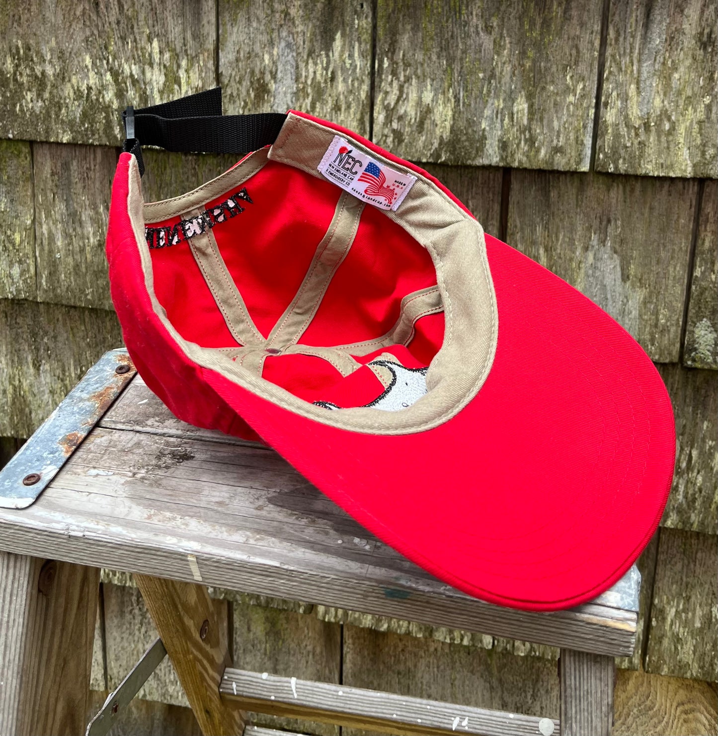 00s Larsen’s Seafood Market Menemsha MV Strapback Cap (OSFA)